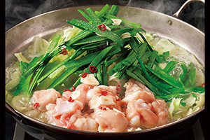 風味豊かな鰹ダシと醤油ベースのスープで作るもつ鍋。
