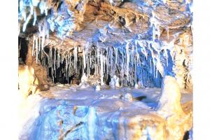 ストロー　飛騨大鍾乳洞はストローと呼ばれる鍾乳石が多く、白くて繊細な鍾乳石がとても美しいのが特徴です。