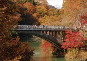 紅葉が美しい「久米路峡」は信州新町支所から車で約5分