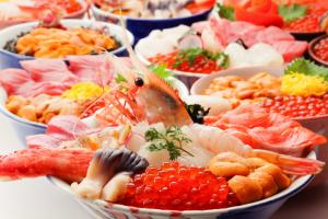写真中央r海鮮丼」3270円（税込）は12種類の海の幸がのった豪華さが大人気