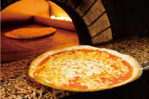 石窯で焼く、チーズがトロトロのピザ